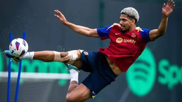 Barcelona đối mặt bài toán khó: Bán Araujo hay giữ lại trụ cột hàng thủ?
