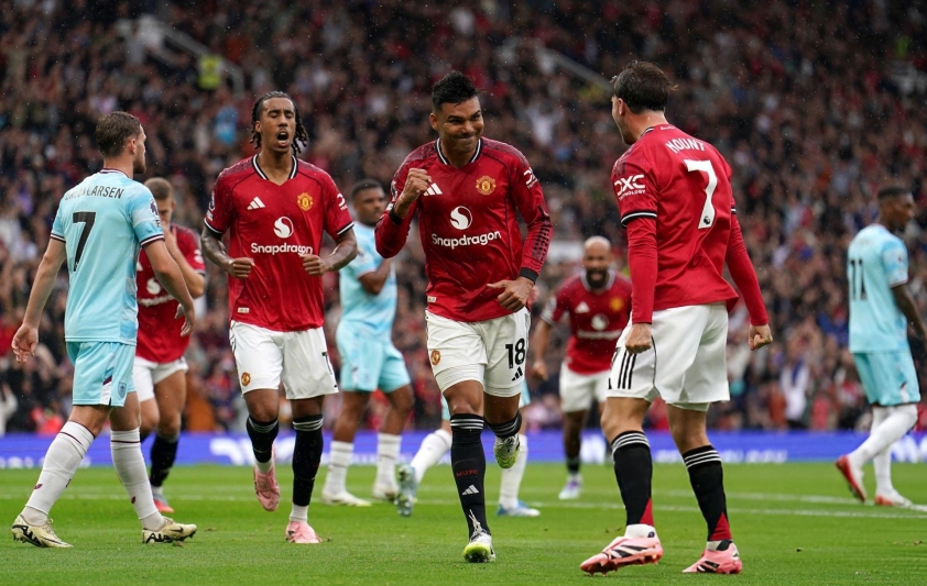Bàn thắng phản lưới nhà của cầu thủ Burnley