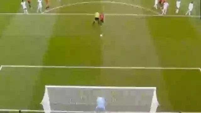 Bruno Fernandes và trọng tài Chris Kavanagh