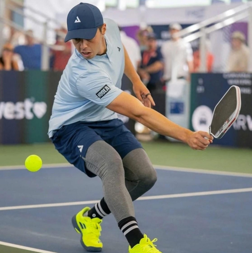 Hình ảnh vận động viên chơi pickleball