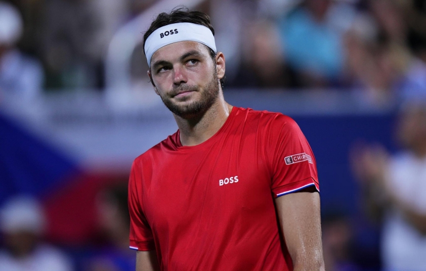 Taylor Fritz trong trận đấu với Jiri Lehecka