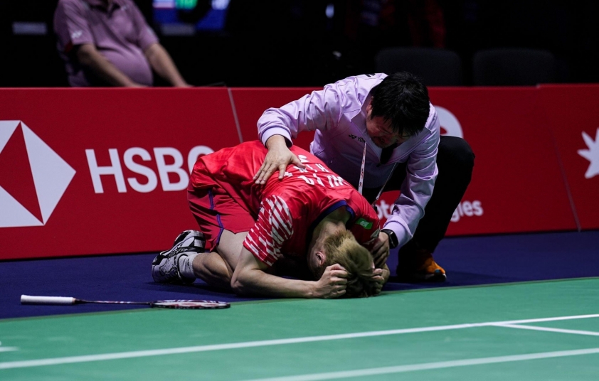 Shi Yuqi ăn mừng chiến thắng.